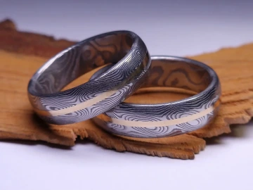 Snubní prsteny Damasteel se zlatým pruhem