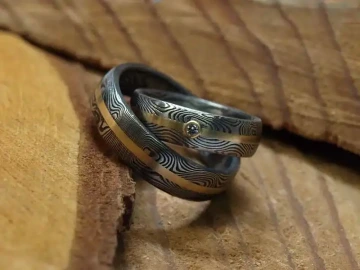 Snubní prsteny Damasteel se zlatým pruhem