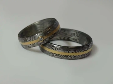 Snubní prsteny Damasteel se zlatým pruhem