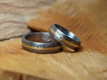 Snubní prsteny Damasteel se zlatým pruhem