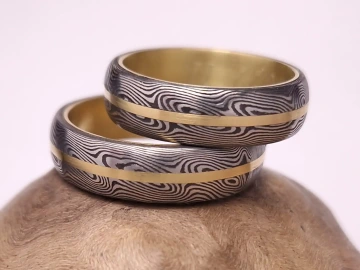 Snubní prsteny Damasteel se zlatým pruhem