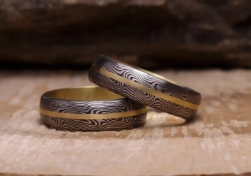 Snubní prsteny Damasteel se zlatým pruhem
