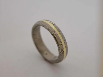 Snubní prsteny Damasteel se zlatým pruhem