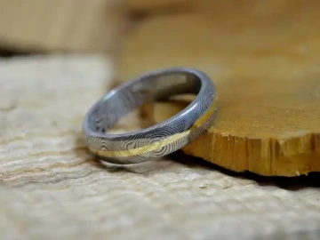 Snubní prsteny Damasteel se zlatým pruhem