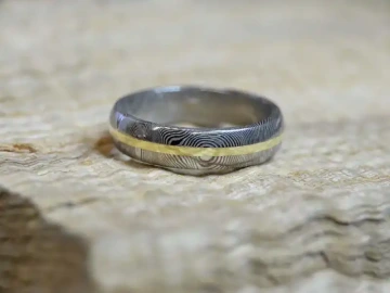 Snubní prsteny Damasteel se zlatým pruhem